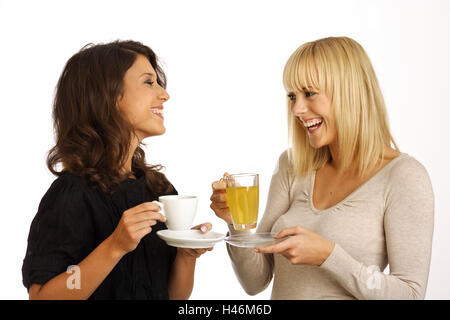 Le donne, due, intrattenimento, sorriso, bere un caffè, tè, amichevole, ruote dentate, brunette, bionda, riccioli, felice, interior shot, giovane, con i capelli lunghi, persone, camicetta, nero, femmina, contently, studio, con testa, gioia, adulti, interno, tenere, attraente, contatto visivo, enterta Foto Stock