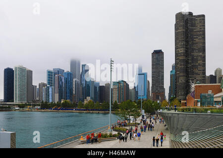Una vista di Chicago city centre dal Navy Pier Foto Stock