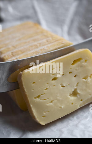 Formaggio, coltelli, fette, tagli, dettaglio formaggio a pasta morbida, Limburger, formaggio focaccia, Coltello per formaggio, medium close-up, Foto Stock
