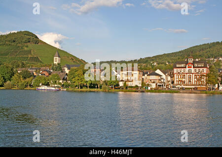 In Germania, in Renania Palatinato, Bullay sulla Mosella, vista locale, Bullay, luogo, la Mosella, fiume, vigneti, area vitivinicola, il villaggio del vino, viticoltura, sole, Foto Stock