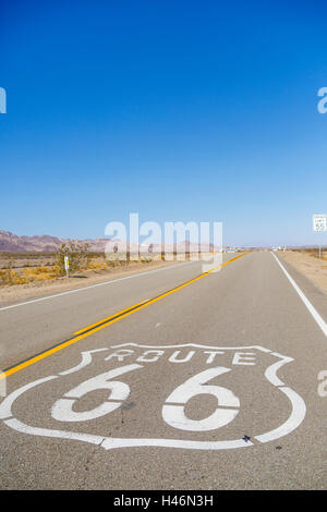 Percorso 66 attraverso Amboy, Deserto Mojave, San Bernardino County, California, Stati Uniti d'America Foto Stock