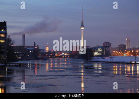 Germania, Berlino, la Sprea, la torre della televisione, rosso city hall, la Sprea, la sera, la vista ad albero superiore ponte, Foto Stock