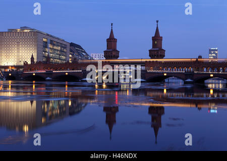 Germania, Berlino, la Sprea, albero superiore ponte, edificio universale, sera, Foto Stock