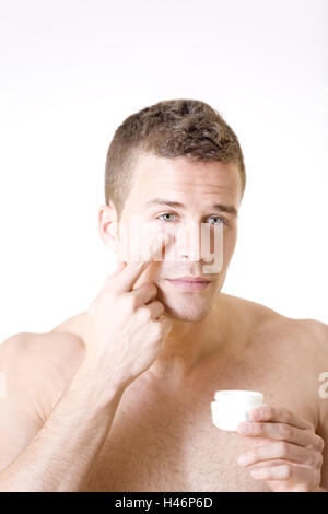 L'uomo, cura del viso, crema oculare, ritratto, Foto Stock