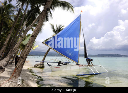 Le Filippine, Boracay, spiaggia, barche a vela, palme, acque, cieli, nuvole tra uomini, spiaggia sabbiosa, shore, vacanze, viaggi, vacanze, barca a vela, ancoraggio, lavoro, sole, Foto Stock