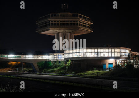 Lancaster (Forton) Servizi, UK, autostrada M6 di notte. La Pennine Tower ristorante (1965) è un edificio elencato (ora chiuso) Foto Stock