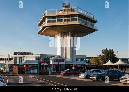 Lancaster (Forton) Servizi, REGNO UNITO, sull'autostrada M6. La Pennine Tower ristorante (1965) è un edificio elencato (ora chiuso) Foto Stock