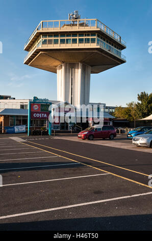 Lancaster (Forton) Servizi, REGNO UNITO, sull'autostrada M6. La Pennine Tower ristorante (1965) è un edificio elencato (ora chiuso) Foto Stock