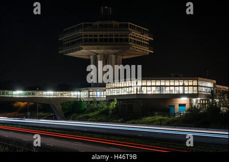 Lancaster (Forton) Servizi, UK, autostrada M6 di notte. La Pennine Tower ristorante (1965) è un edificio elencato (ora chiuso) Foto Stock