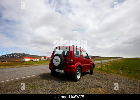 Suzuki Jimny 4x4 off road noleggio auto parcheggiate a lato della strada in Islanda Foto Stock