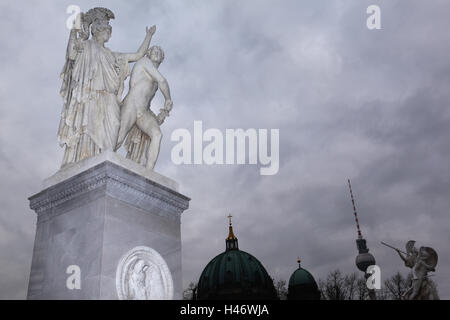 Berlino, sotto i tigli, ponte del castello, caratteri Foto Stock