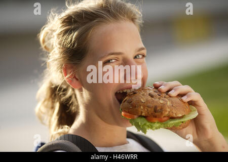 Le ragazze, panini, mangiare, mordere, visualizza fotocamera, ritratto, Foto Stock