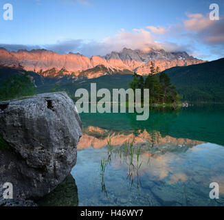 Eibsee davanti le montagne del Wetterstein con il massiccio dello Zugspitze, Baviera, Germania Foto Stock