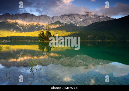 Atmosfera serale sul Eibsee davanti le montagne del Wetterstein con il massiccio dello Zugspitze, Grainau, Garmisch-Partenkirchen, Baviera, Germania Foto Stock