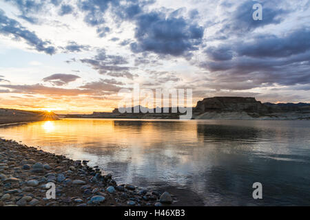 Tramonto a Lone Rock Beach, Lake Powell, Arizona, Stati Uniti d'America Foto Stock