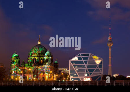 Berlino, festa delle luci in 2011, Berliner Dom (cattedrale di Berlino), Humboldt's Box e la torre della televisione, sera, Foto Stock