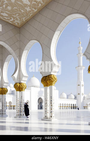 Colonnato, cortile interno, Sheikh Zayed Bin Sultan Al Nahyan moschea, la terza più grande moschea del mondo, Al Maqtaa, emirato Abu Dhabi, Emirati Arabi Uniti, Foto Stock