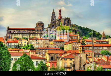 Vista del Puy-en-Velay, una città in Haute Loire, Francia Foto Stock