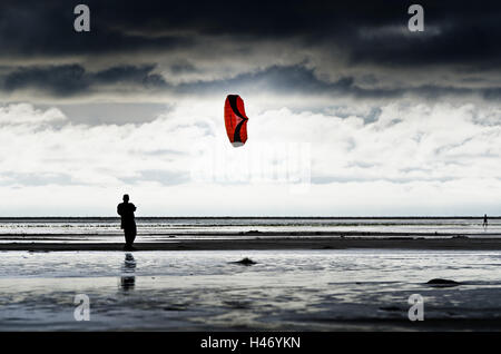 Germania, Schleswig-Holstein, Amrum, spiaggia sabbiosa, sandbank, Kniepsand, persona aquilone volante, Foto Stock