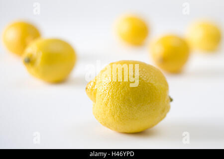 I limoni sul tavolo bianco, Foto Stock
