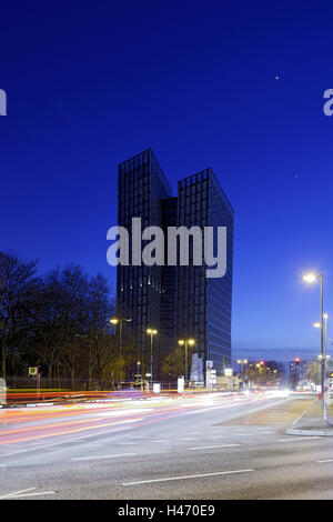 Torri di ballo, la costruzione di uffici e di edificio commerciale presso la Reeperbahn in serata, St Pauli, Reeperbahn, città anseatica di Amburgo, Germania, Foto Stock