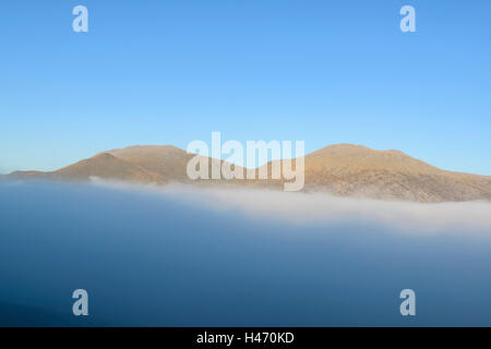 I due vertici di Corbett di Beinn Spionnaidh (sinistra) e Cranstackie (destra) al di sopra del cloud, vicino a Durness, Sutherland, Scozia. Foto Stock