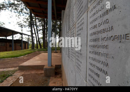 Genocidio in Ruanda memorial Ntarama , durante il genocidio in aprile 1994 5000 Tutsi furono uccisi dagli hutu di omicidio in questa chiesa, lastre in pietra per le vittime / RUANDA Ntarama , Mahnmal fuer die Opfer des Genozid , waehrend des Voelkermord wurden in der Kirche von Ntarama 5000 Zuflucht suchende Tutsi Maenner Frauen und Kinder im aprile 1994 von Milizen Hutu ermordet Foto Stock