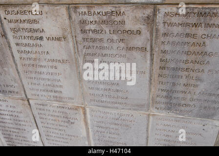 Genocidio in Ruanda memorial Ntarama , durante il genocidio in aprile 1994 5000 Tutsi furono uccisi dagli hutu di omicidio in questa chiesa, lastre in pietra per le vittime / RUANDA Ntarama , Mahnmal fuer die Opfer des Genozid , waehrend des Voelkermord wurden in der Kirche von Ntarama 5000 Zuflucht suchende Tutsi Maenner Frauen und Kinder im aprile 1994 von Milizen Hutu ermordet Foto Stock