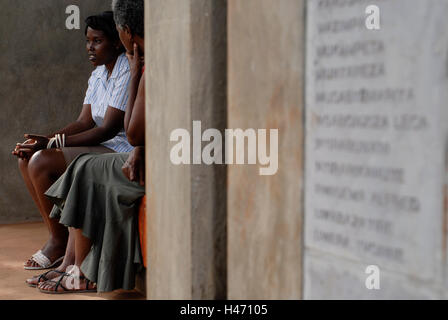 Genocidio in Ruanda memorial Ntarama , durante il genocidio in aprile 1994 5000 Tutsi furono uccisi dagli hutu di omicidio in questa chiesa, lastre in pietra per le vittime / RUANDA Ntarama , Mahnmal fuer die Opfer des Genozid , waehrend des Voelkermord wurden in der Kirche von Ntarama 5000 Zuflucht suchende Tutsi Maenner Frauen und Kinder im aprile 1994 von Milizen Hutu ermordet Foto Stock