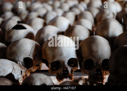 Genocidio in Ruanda memorial Ntarama , durante il genocidio in Aprile 1994 circa 5000 Tutsi furono uccisi dagli hutu di omicidio in questa chiesa, teschi e le ossa di persone assassinate nella tomba di massa Foto Stock