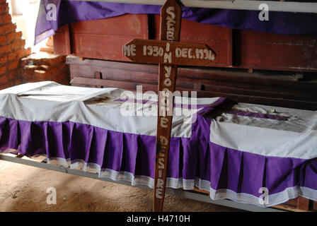 Genocidio in Ruanda memorial Ntarama , durante il genocidio in aprile 1994 5000 Tutsi furono uccisi dagli hutu di omicidio in questa chiesa / RUANDA Ntarama , Mahnmal fuer die Opfer des Genozid , waehrend des Voelkermord wurden in der Kirche von Ntarama 5000 Zuflucht suchende Tutsi Maenner Frauen und Kinder im aprile 1994 von Milizen Hutu ermordet Foto Stock