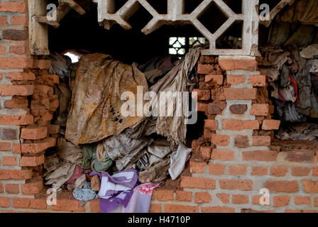 Genocidio in Ruanda memorial Ntarama , durante il genocidio in aprile 1994 5000 Tutsi furono uccisi dagli hutu di omicidio in questa chiesa / RUANDA Ntarama , Mahnmal fuer die Opfer des Genozid , waehrend des Voelkermord wurden in der Kirche von Ntarama 5000 Zuflucht suchende Tutsi Maenner Frauen und Kinder im aprile 1994 von Milizen Hutu ermordet Foto Stock