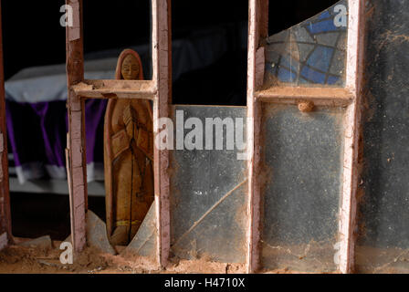 Genocidio in Ruanda memorial Ntarama , durante il genocidio in aprile 1994 5000 Tutsi furono uccisi dagli hutu di omicidio in questa chiesa / RUANDA Ntarama , Mahnmal fuer die Opfer des Genozid , waehrend des Voelkermord wurden in der Kirche von Ntarama 5000 Zuflucht suchende Tutsi Maenner Frauen und Kinder im aprile 1994 von Milizen Hutu ermordet Foto Stock