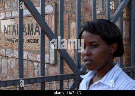 Genocidio in Ruanda memorial Ntarama , durante il genocidio in aprile 1994 5000 Tutsi furono uccisi dagli hutu di omicidio in questa chiesa / RUANDA Ntarama , Mahnmal fuer die Opfer des Genozid , waehrend des Voelkermord wurden in der Kirche von Ntarama 5000 Zuflucht suchende Tutsi Maenner Frauen und Kinder im aprile 1994 von Milizen Hutu ermordet Foto Stock