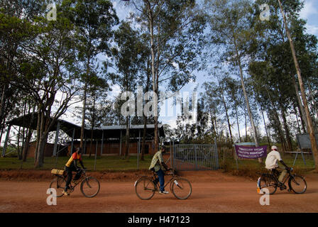 Genocidio in Ruanda memorial Ntarama , durante il genocidio in aprile 1994 5000 Tutsi furono uccisi dagli hutu di omicidio in questa chiesa / RUANDA Ntarama , Mahnmal fuer die Opfer des Genozid , waehrend des Voelkermord wurden in der Kirche von Ntarama 5000 Zuflucht suchende Tutsi Maenner Frauen und Kinder im aprile 1994 von Milizen Hutu ermordet Foto Stock