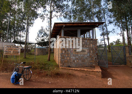 Genocidio in Ruanda memorial Ntarama , durante il genocidio in aprile 1994 5000 Tutsi furono uccisi dagli hutu di omicidio in questa chiesa / RUANDA Ntarama , Mahnmal fuer die Opfer des Genozid , waehrend des Voelkermord wurden in der Kirche von Ntarama 5000 Zuflucht suchende Tutsi Maenner Frauen und Kinder im aprile 1994 von Milizen Hutu ermordet Foto Stock