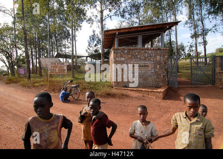 Genocidio in Ruanda memorial Ntarama , durante il genocidio in aprile 1994 5000 Tutsi furono uccisi dagli hutu di omicidio in questa chiesa / RUANDA Ntarama , Mahnmal fuer die Opfer des Genozid , waehrend des Voelkermord wurden in der Kirche von Ntarama 5000 Zuflucht suchende Tutsi Maenner Frauen und Kinder im aprile 1994 von Milizen Hutu ermordet Foto Stock