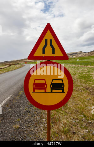 Nessun segno di sorpasso sulla stretta strada laugarvatnsvegur sul cerchio d'oro tra thingvellir e geysir Islanda Foto Stock