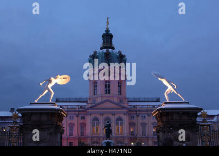 Vista attraverso il cancello del Palazzo di Charlottenburg, Berlino, sera, Foto Stock