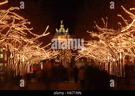 Berlino, Unter den Linden, festa di Natale Illuminazione, vista sulla Porta di Brandeburgo, sera, Foto Stock