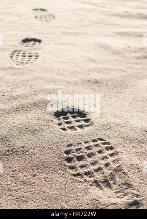 Man's stivali footmarks sulla sabbia. Foto Stock