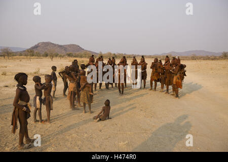 Africa, Namibia, regione Kunene, Kaokoveld, le donne himba con danze, Foto Stock