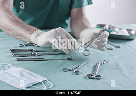 Op. medico, guanti, strumenti, preparare, controllare, medium close-up, dettaglio, Foto Stock