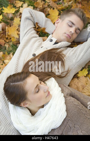 Giovane, giacciono giovani, parco, autunno, take it easy, Foto Stock