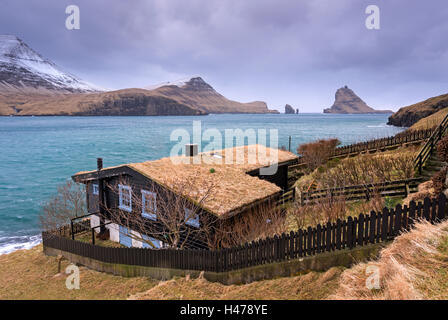 Dal tetto di erba casa del villaggio di Bøur sull isola di Vágar, Isole Faerøer, la Danimarca, l'Europa. Molla (aprile) 2015. Foto Stock