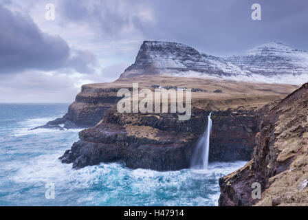 Condizioni invernali a Gasadalur sull isola di funzionario ministeriale, Isole Faerøer, la Danimarca, l'Europa. Inverno (Marzo) 2015. Foto Stock