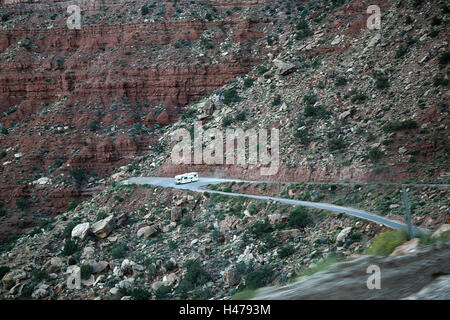 Gli Stati Uniti, Utah, Moki Dugway, altopiano di bordo di demolizione, street, progettazione e lay-out di una strada, estremamente, avvolgimento, bendy, polveroso, non garantiti, divieto, grit pista, Holperpiste, strettamente, ripidamente, camper, veicolo, giù verso l'alto pericolo, avventura, ferie, vacanze Foto Stock