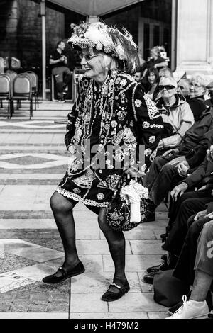 Una regina di perla non una maschera a perlacea re e regine' Harvest Festival, che si tiene annualmente alla Guildhall Yard a Londra, Inghilterra Foto Stock