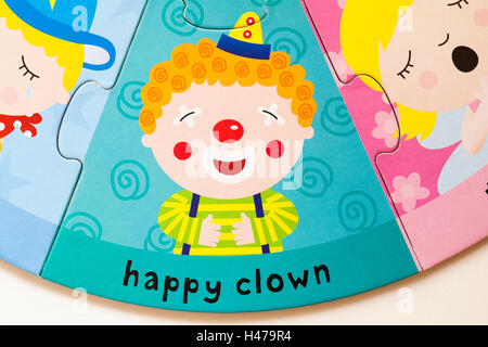 Happy clown, parte del sistema ELC facce buffe puzzle fatto dalla foresta di cartone amichevole Foto Stock