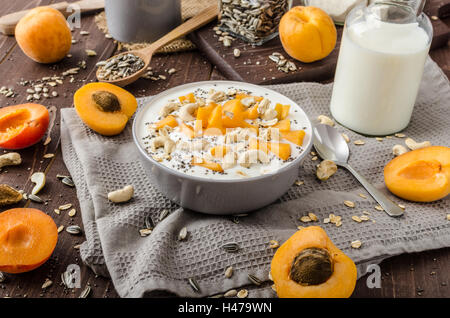 Albicocche domestico musli yogurt con il latte e croccante di dadi e sementi sane chia Foto Stock
